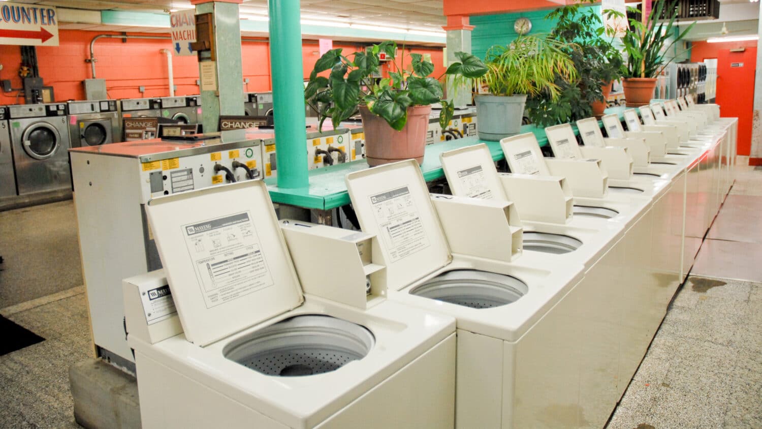 Closest laundromat store near me